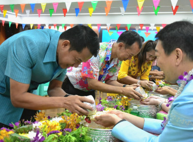 วันที่ 18 เมษายน 2568 รดน้ำขอพร ผู้สูงอายุ ปีใหม่ไทย 2568 พารามิเตอร์รูปภาพ 1