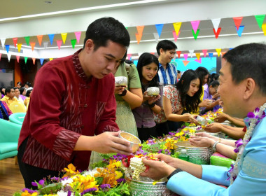 วันที่ 18 เมษายน 2568 รดน้ำขอพร ผู้สูงอายุ ปีใหม่ไทย 2568 พารามิเตอร์รูปภาพ 2