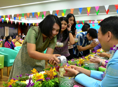 วันที่ 18 เมษายน 2568 รดน้ำขอพร ผู้สูงอายุ ปีใหม่ไทย 2568 พารามิเตอร์รูปภาพ 3